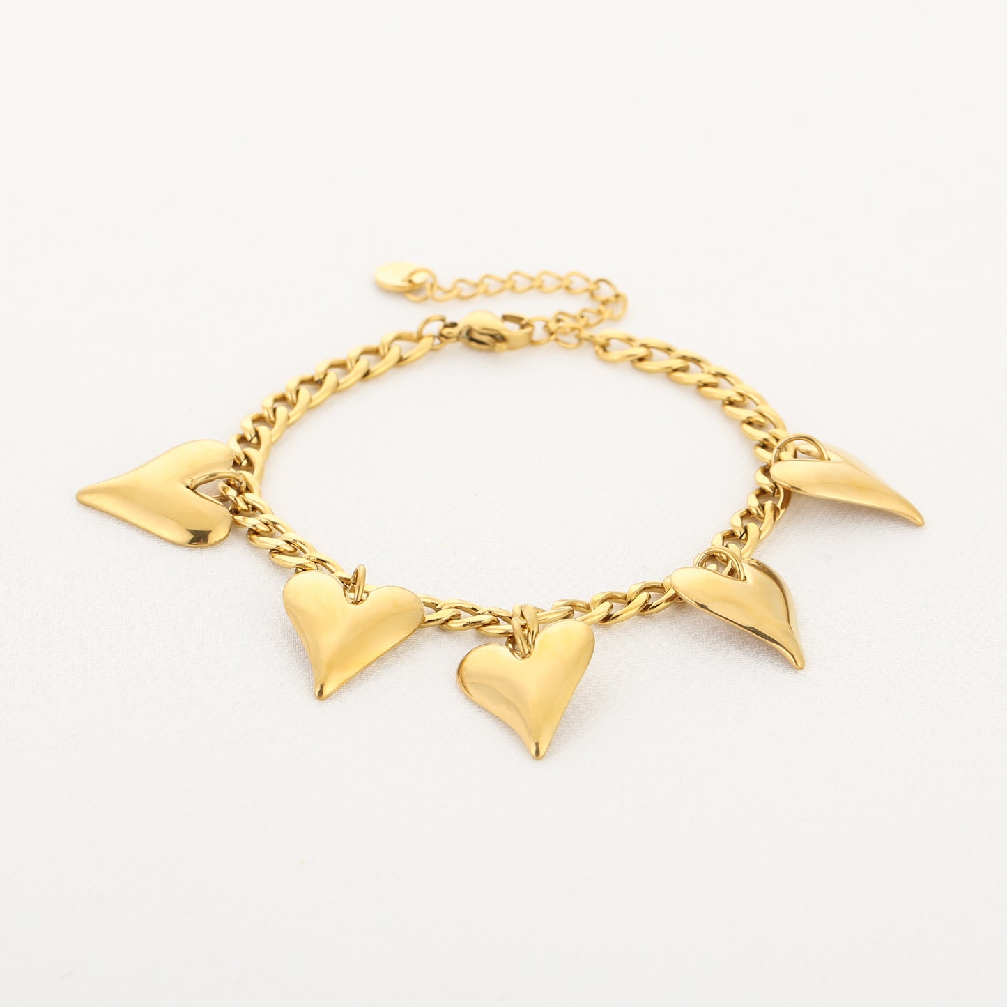 Bedelarmband met dunne hartjes | Goudkleurig