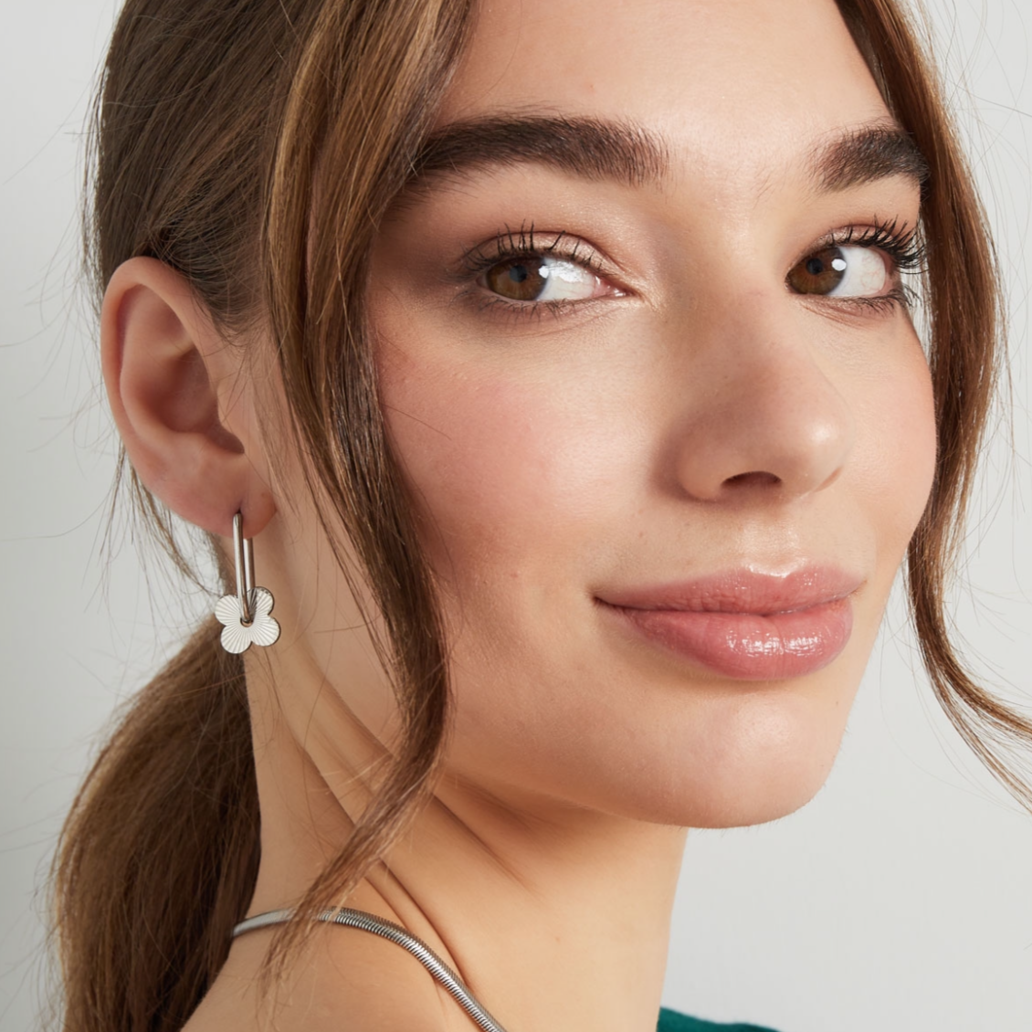 Langwerpige oorbellen met bloem | Zilverkleurig