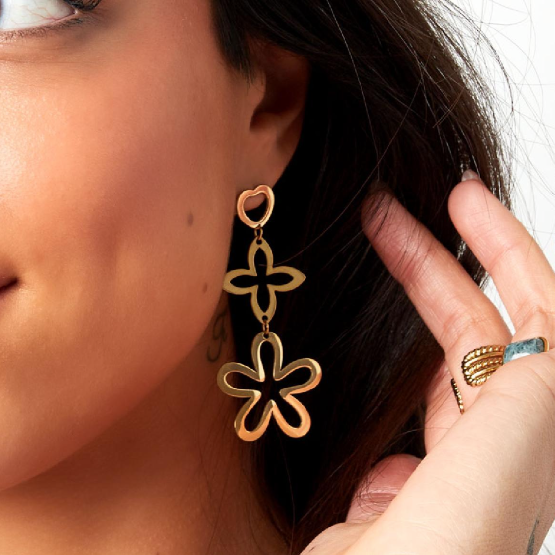 Statement oorbellen met hartje en bloem | Goudkleurig