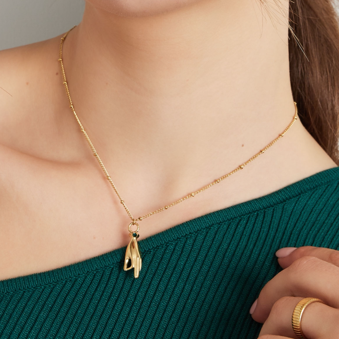 Subtiele ketting met handje en steentje | Roze | Goudkleurig