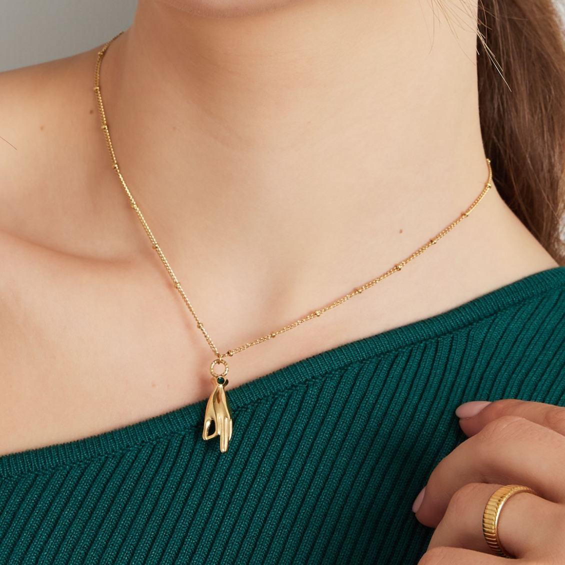 Subtiele ketting met handje en steentje | Groen | Goudkleurig