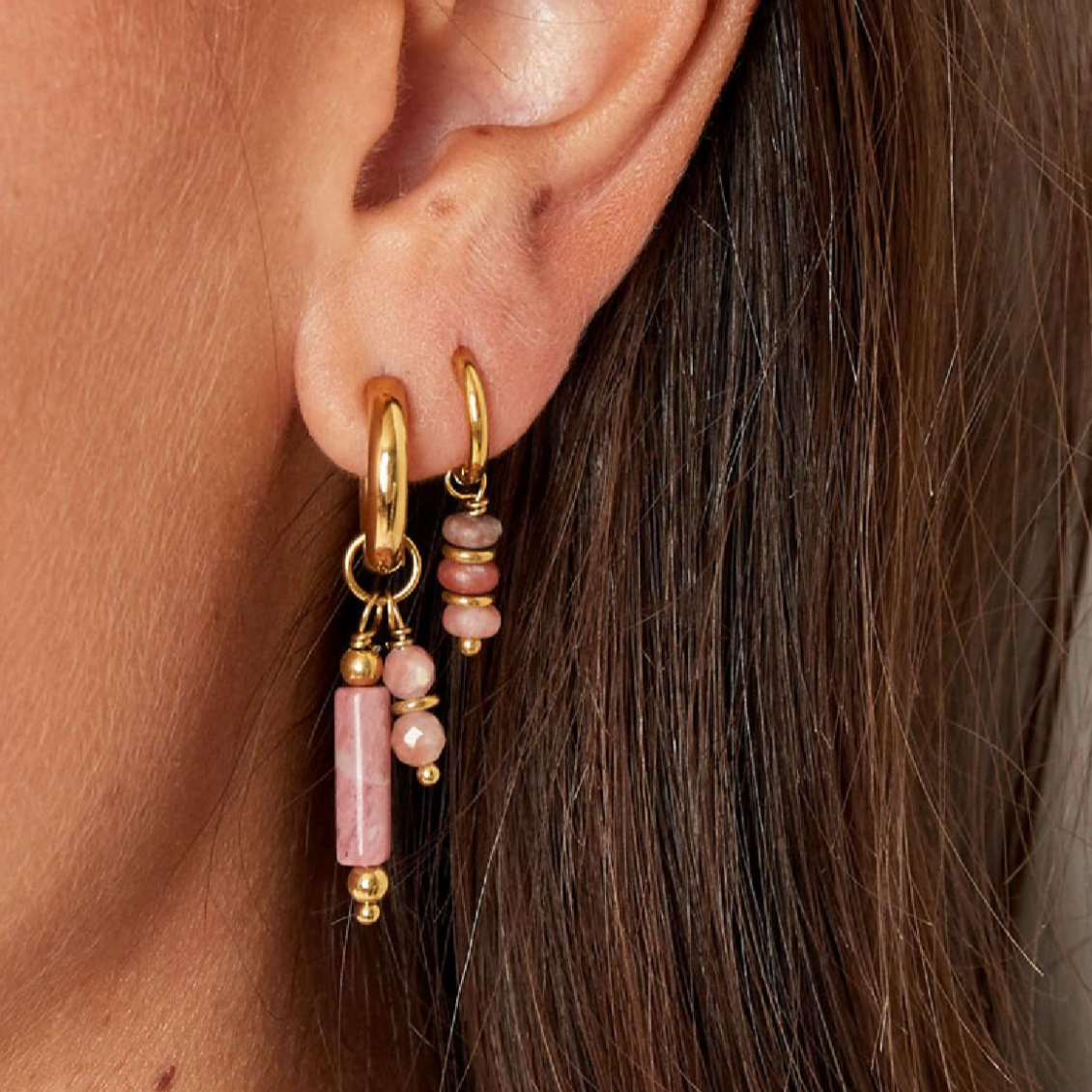 Oorbellen met zwarte steentjes | Goudkleurig