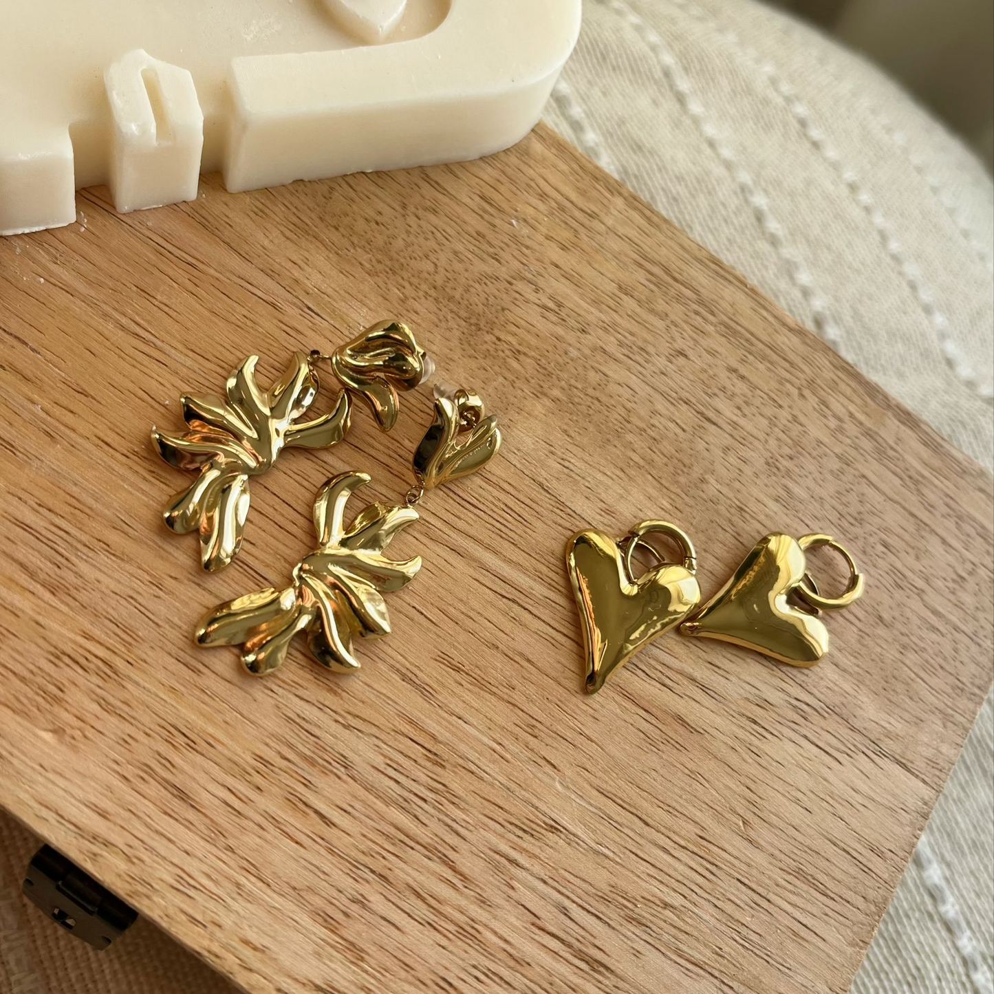 Statement bloemen oorbellen | Goudkleurig