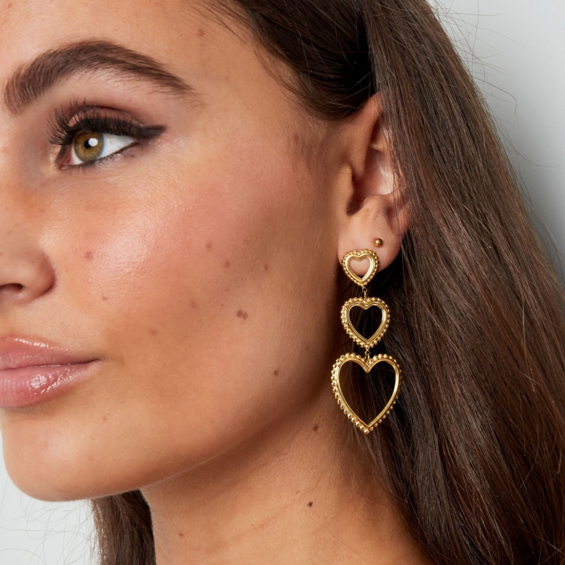 Statement hartjes oorbellen met bolletjes | Goudkleurig