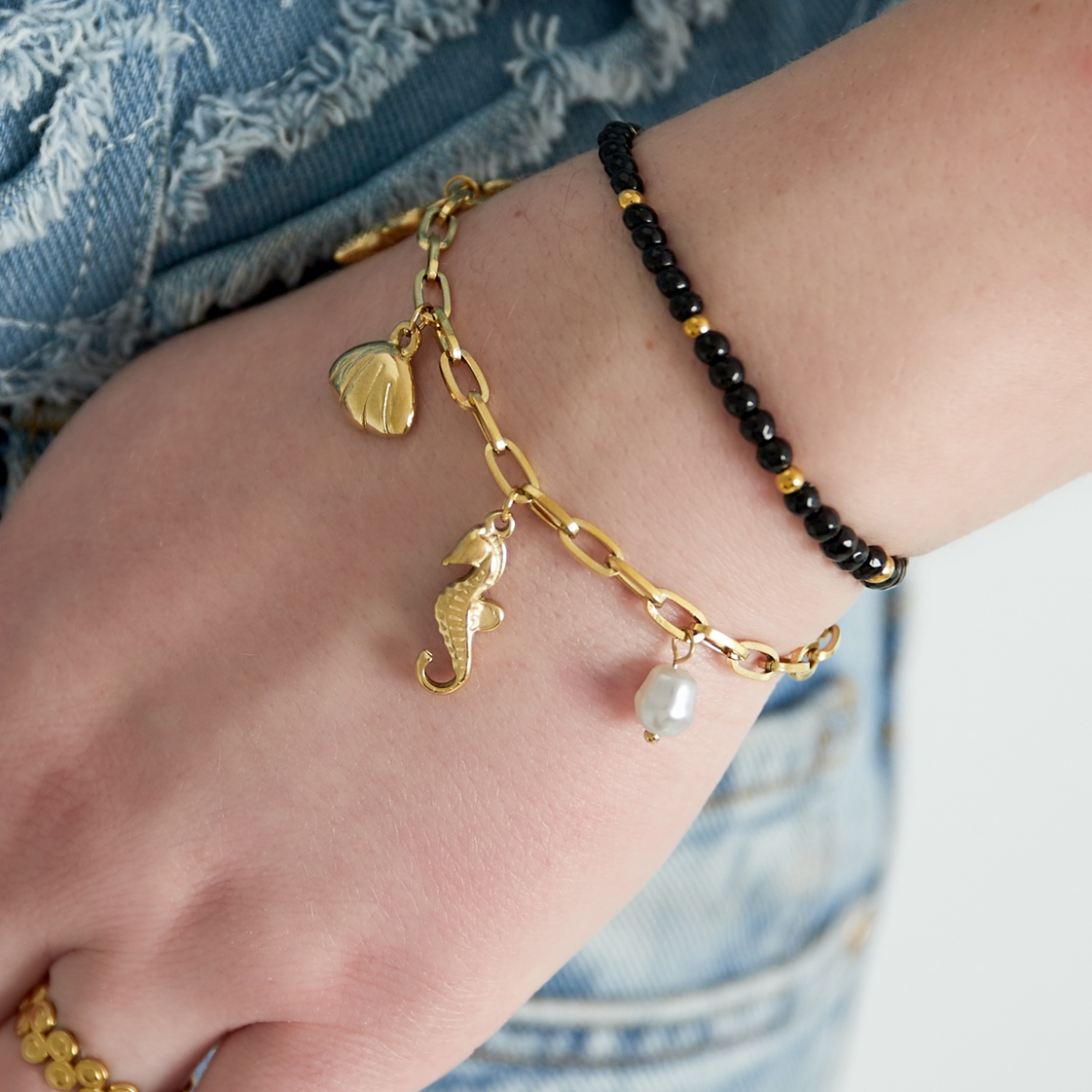 Armband met zeepaardje, schelpjes en parels | Goudkleurig