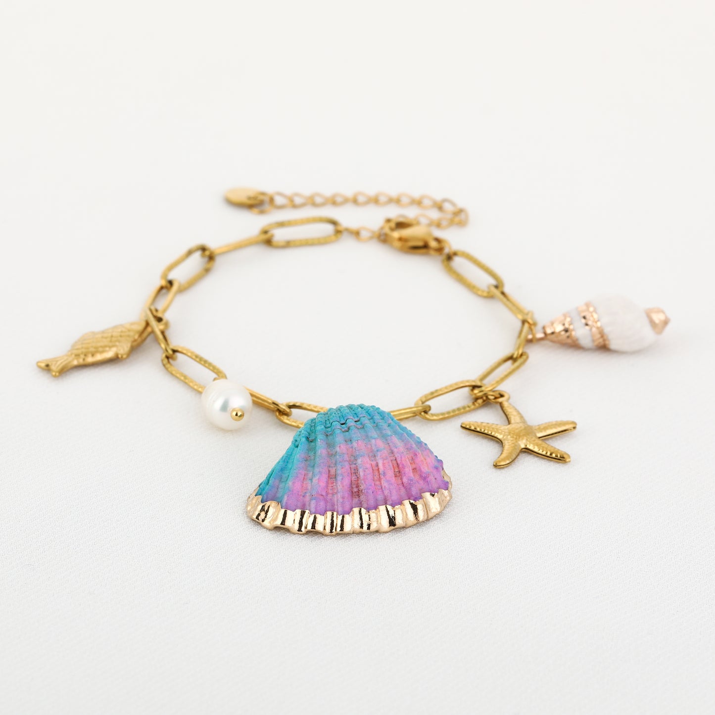 Armband met gekleurde schelp, een visje en parels | Goudkleurig