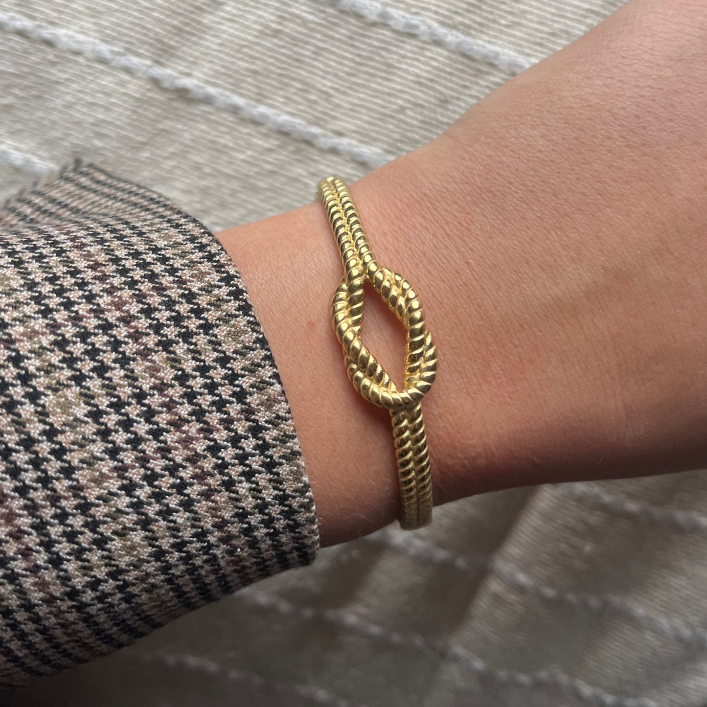 Bangle armband met knoop | Goudkleurig