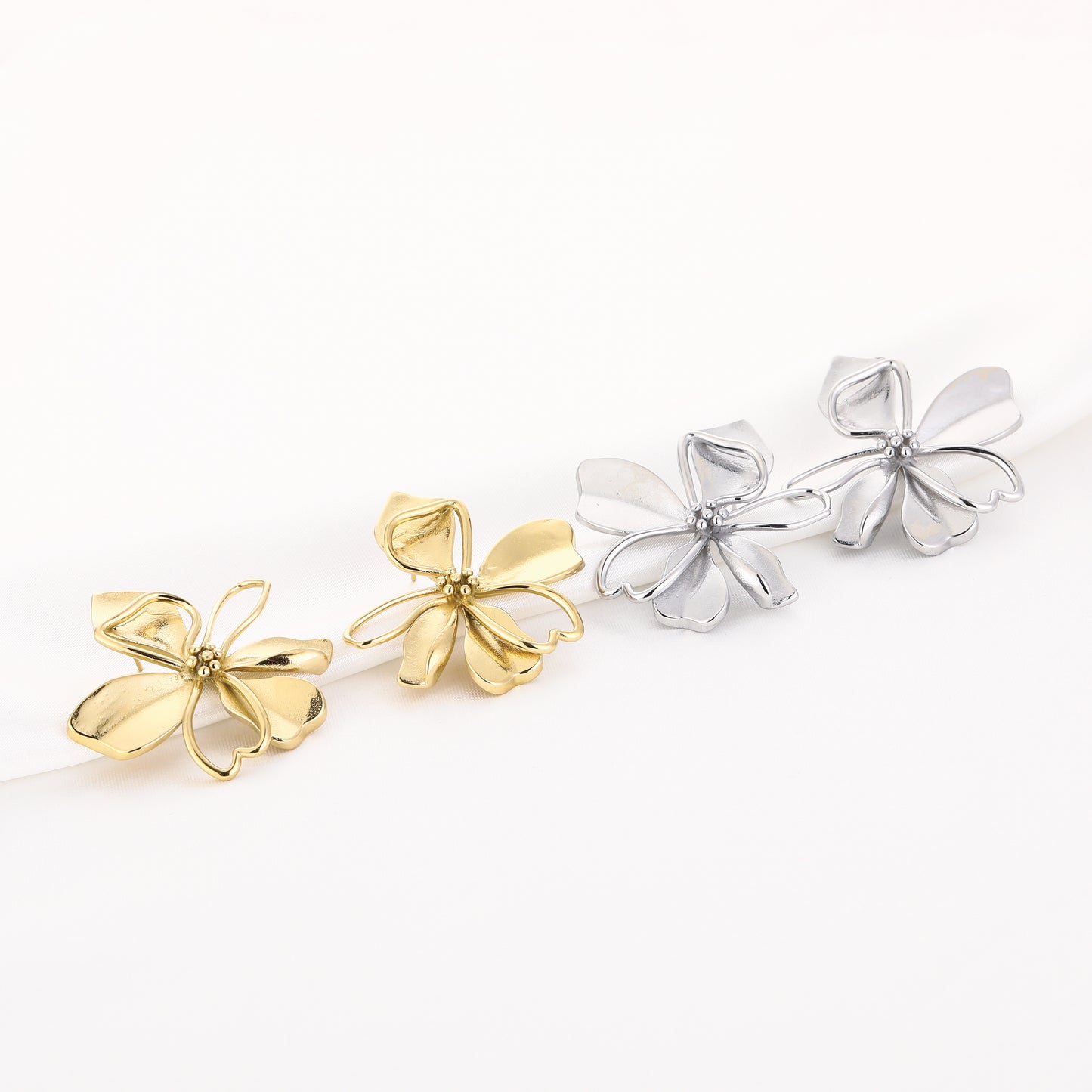 Oorbellen met grote bloem | Zilverkleurig