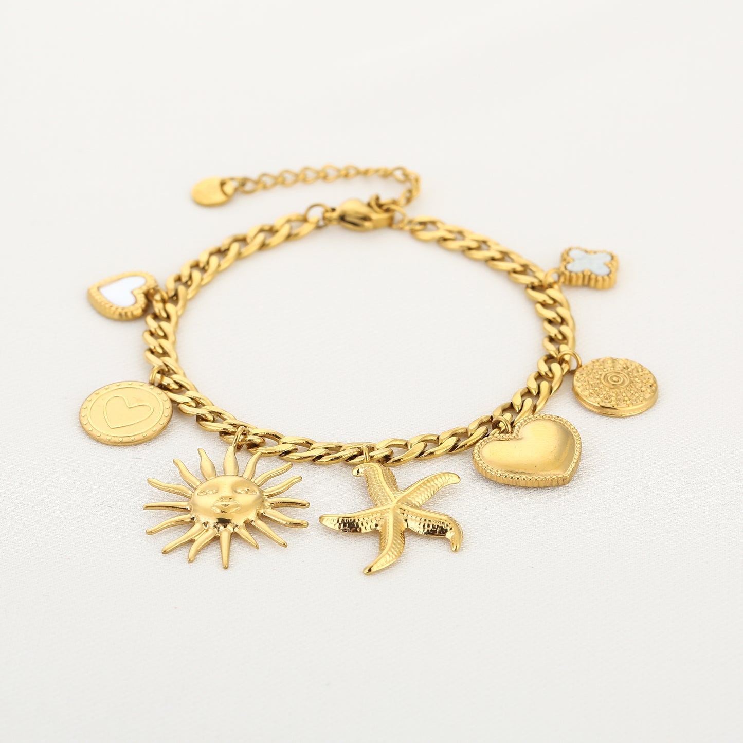 Armband met zeester, zon en andere bedels | Goudkleurig