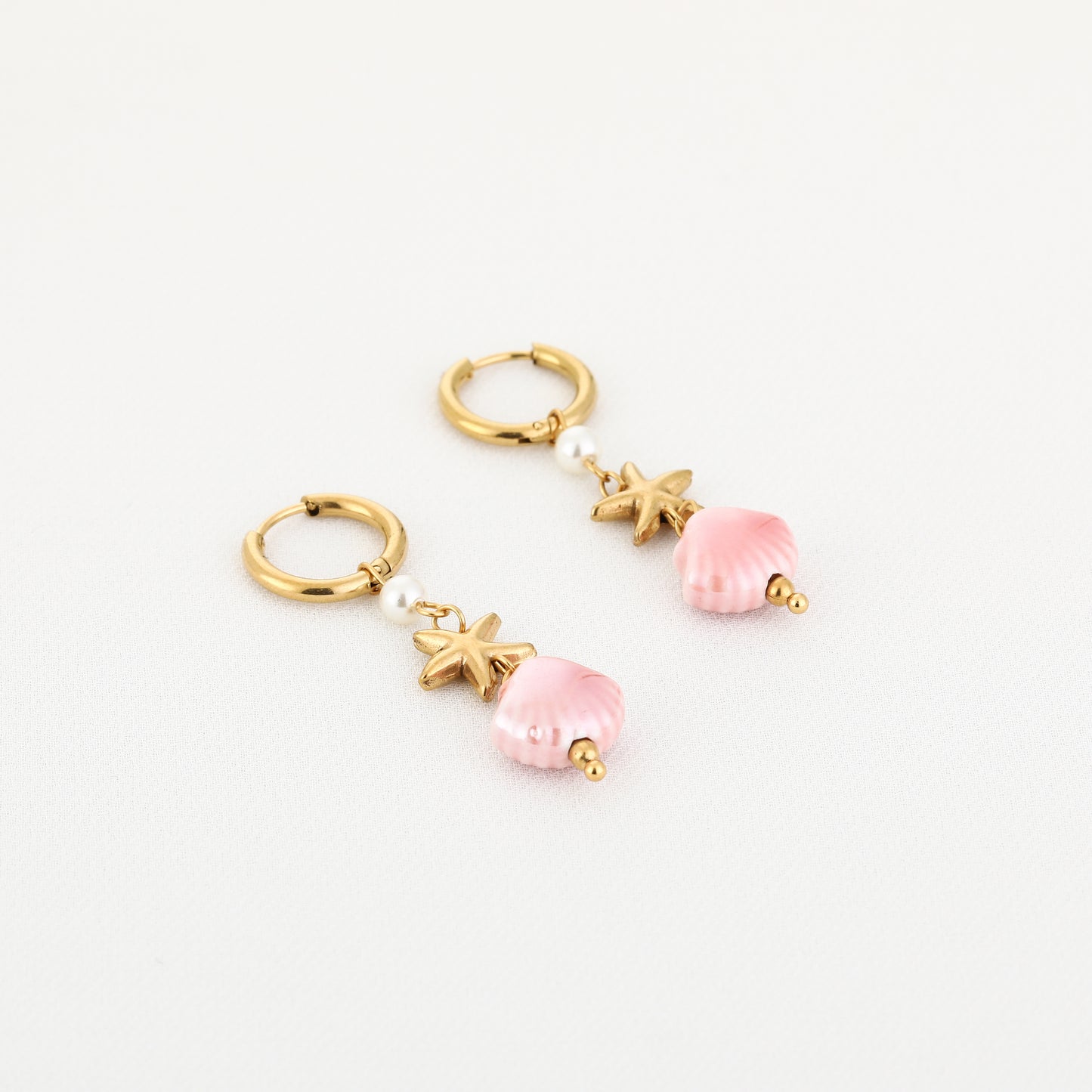 Oorbellen met zeester, roze schelpje en pareltje | Goudkleurig