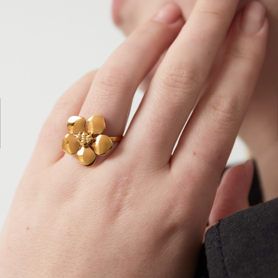 Ring met bloem en bijtje | Goudkleurig