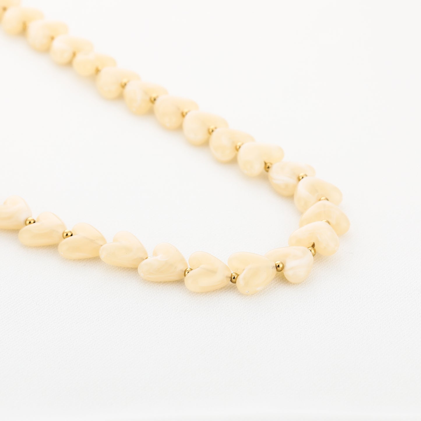 Kralenketting in hartjesvorm | Goud & Beige