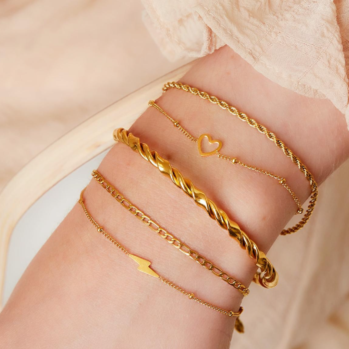 Dubbele gedraaide armband met hartje | Goudkleurig