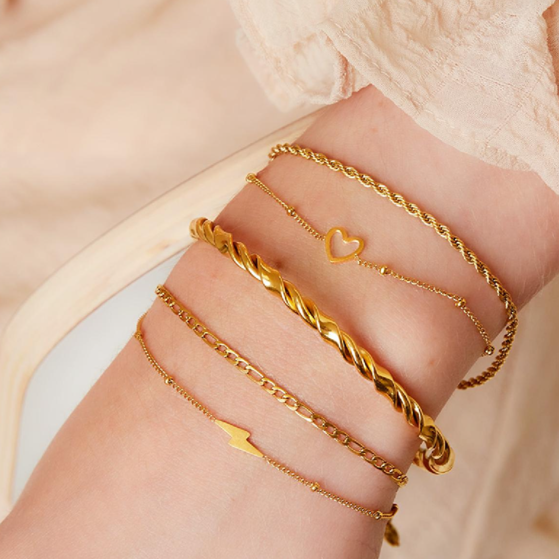 Dubbele gedraaide armband met hartje | Zilverkleurig