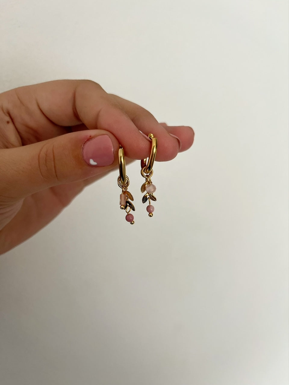 Oorbellen met roze bedeltjes en veertjes | Goudkleurig