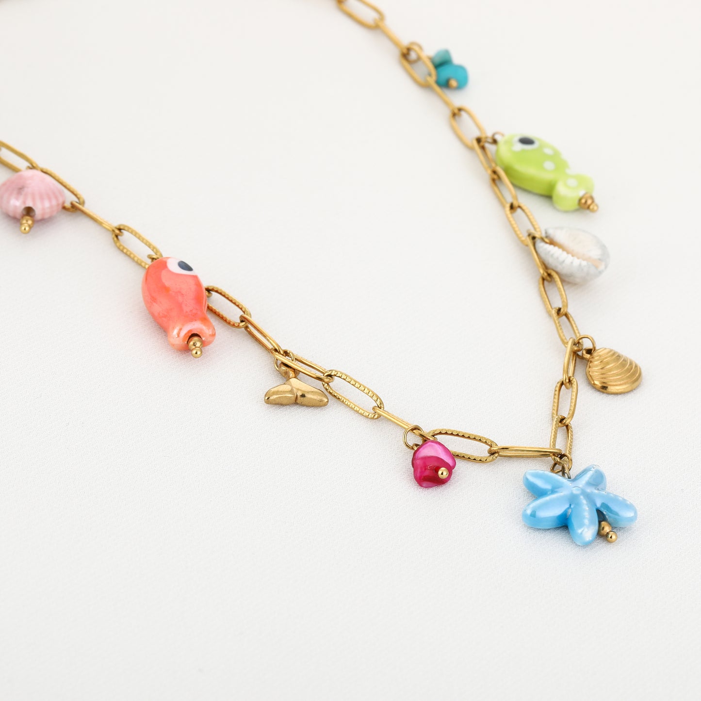 Bedelketting met gekleurde visjes en zee bedels | Goudkleurig