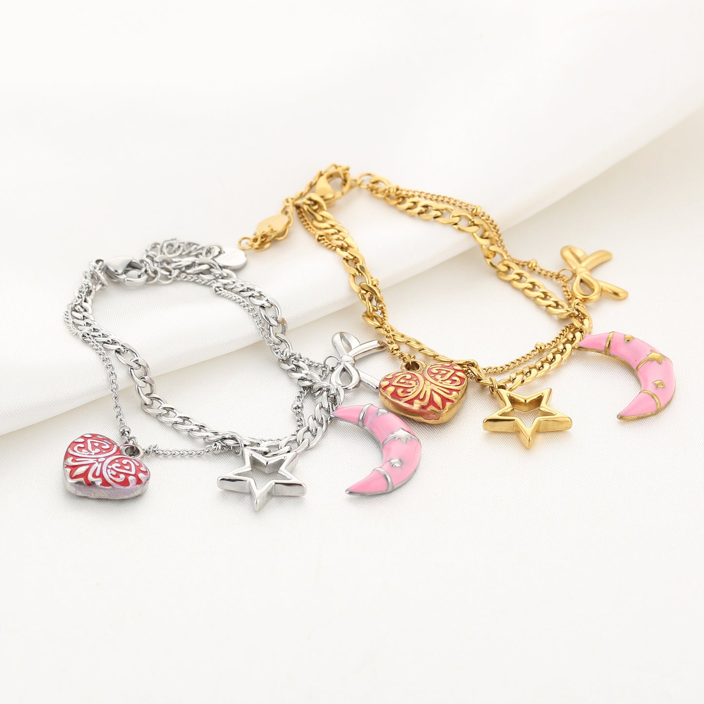 Bedelarmband met maantje en strikje | Goudkleurig