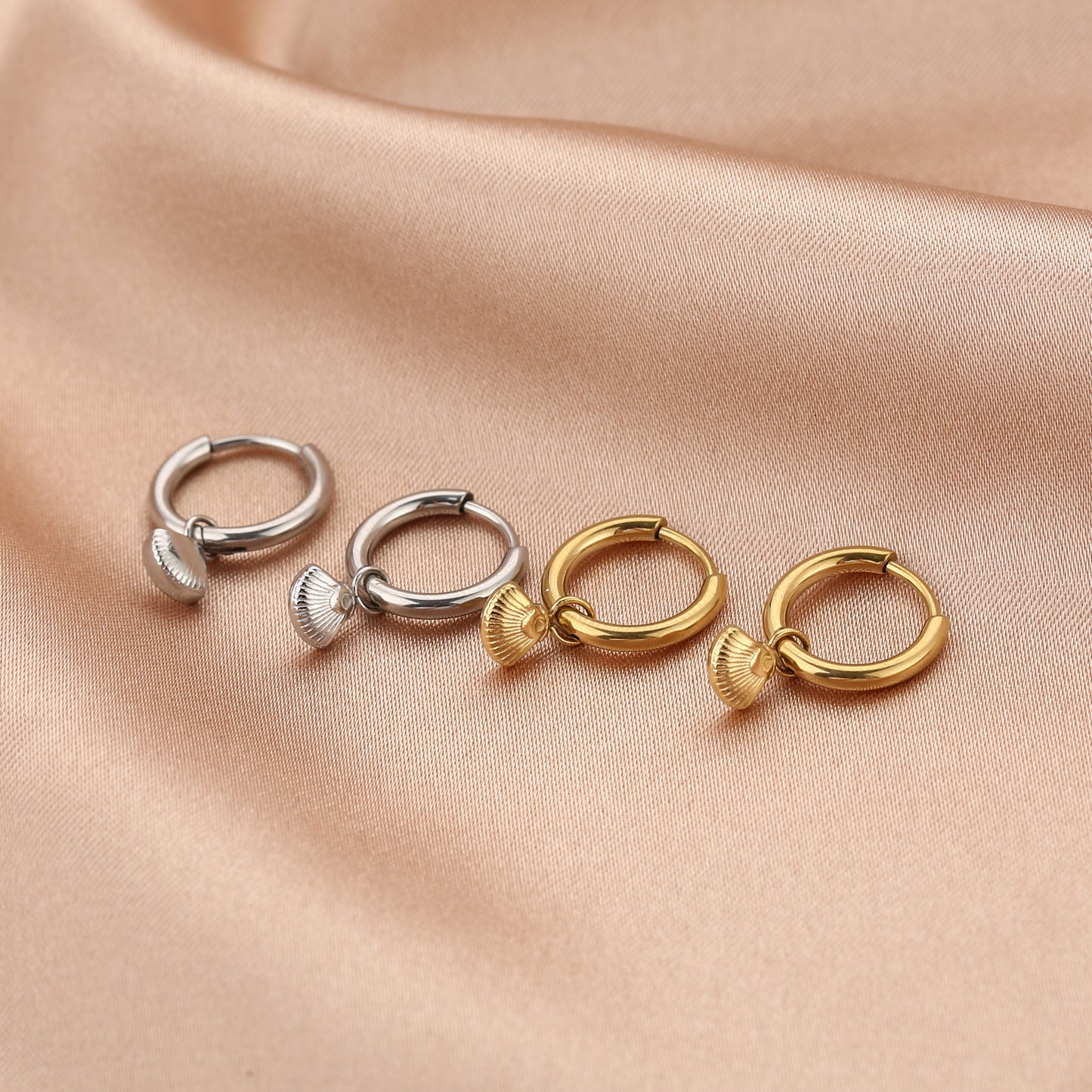 Oorbellen met klein schelpje | Goudkleurig