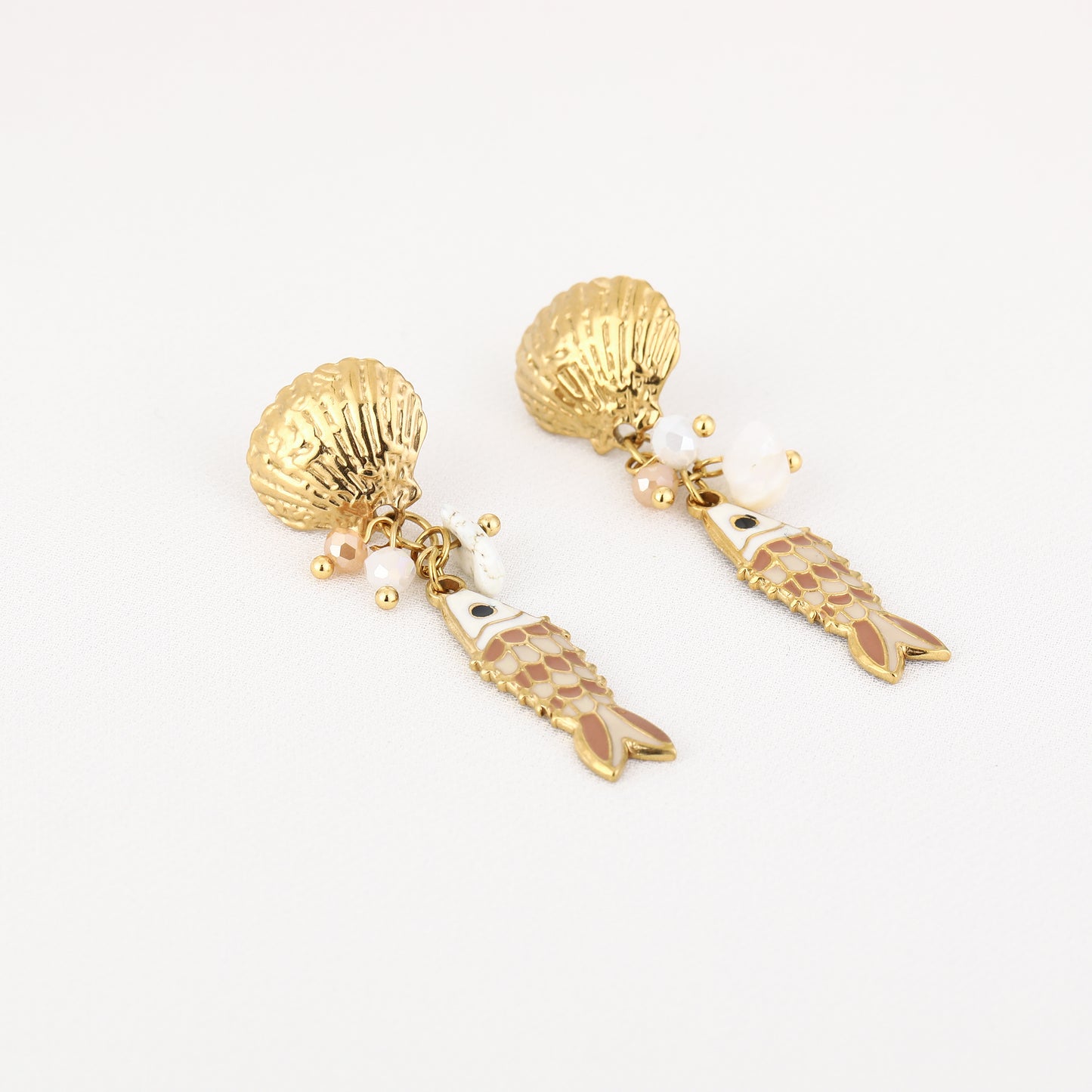Oorbellen met beige visjes | Goudkleurig