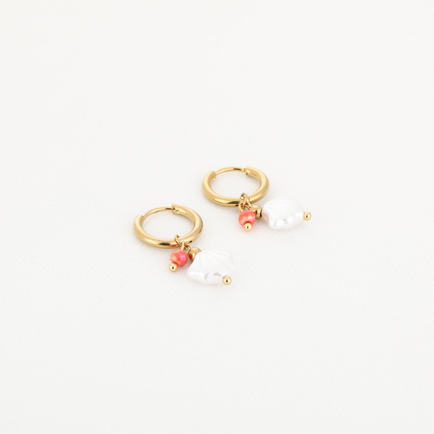 Oorbellen met schelp & oranje kraaltje | Goudkleurig