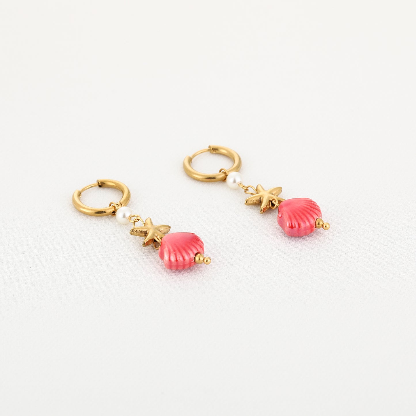 Oorbellen met zeester, rood schelpje en pareltje | Goudkleurig