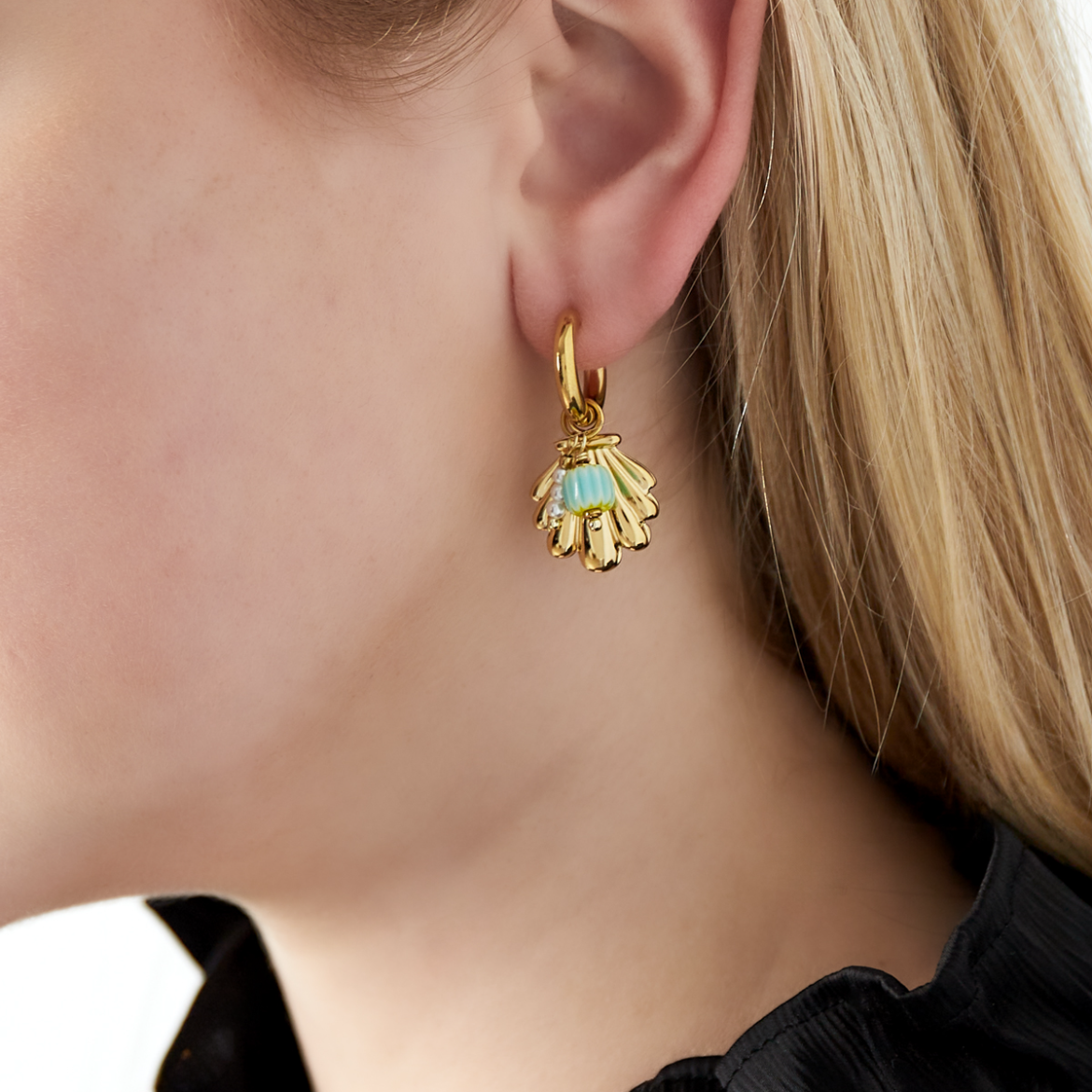 Oorbellen met schelpje en kraaltjes | Goudkleurig