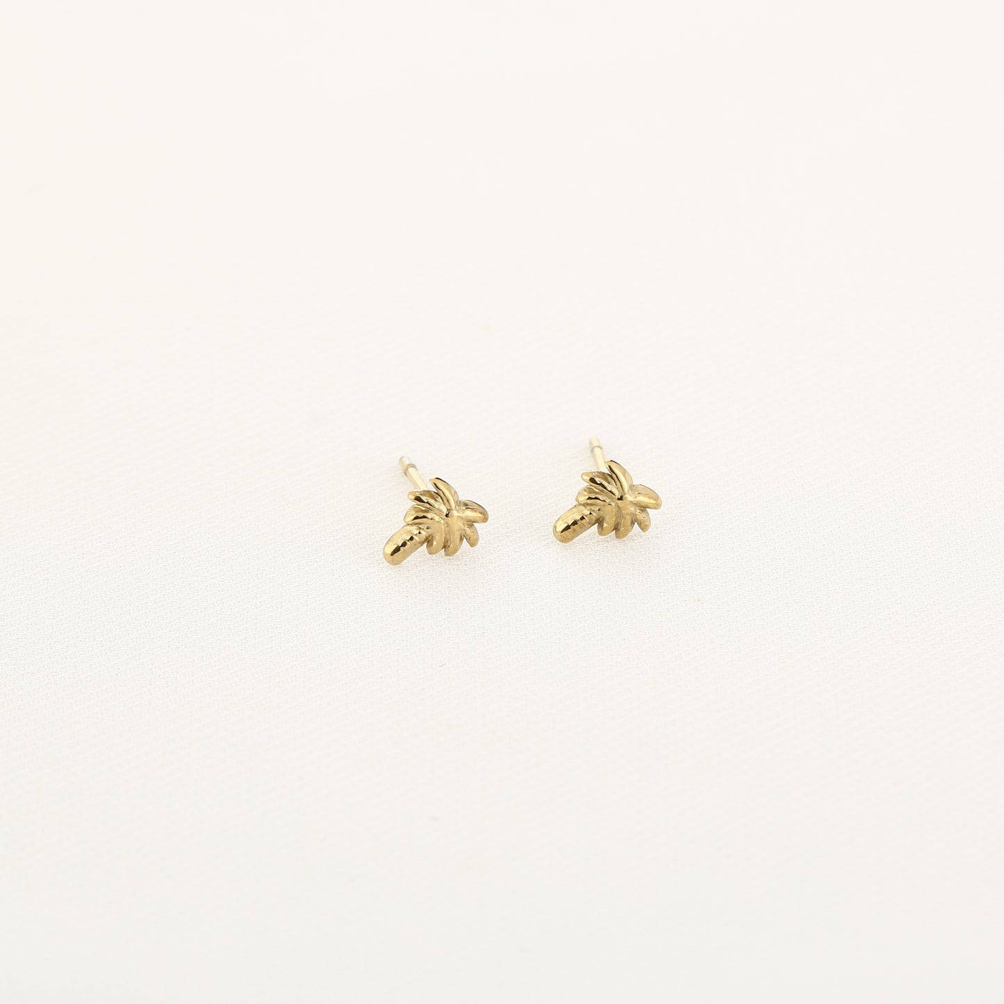 Oorknopjes met mini palmboom | Goudkleurig