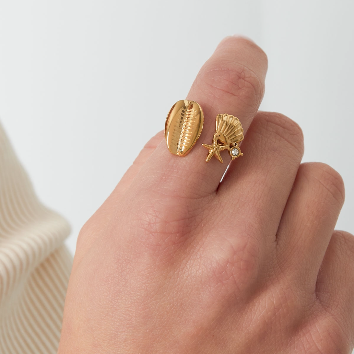 Ring met schelpjes en strass | Goudkleurig