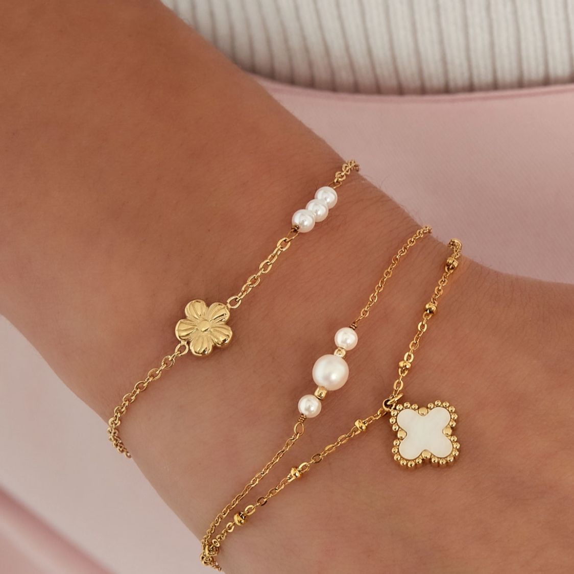 Armband met een bloemetje en pareltjes | Goudkleurig