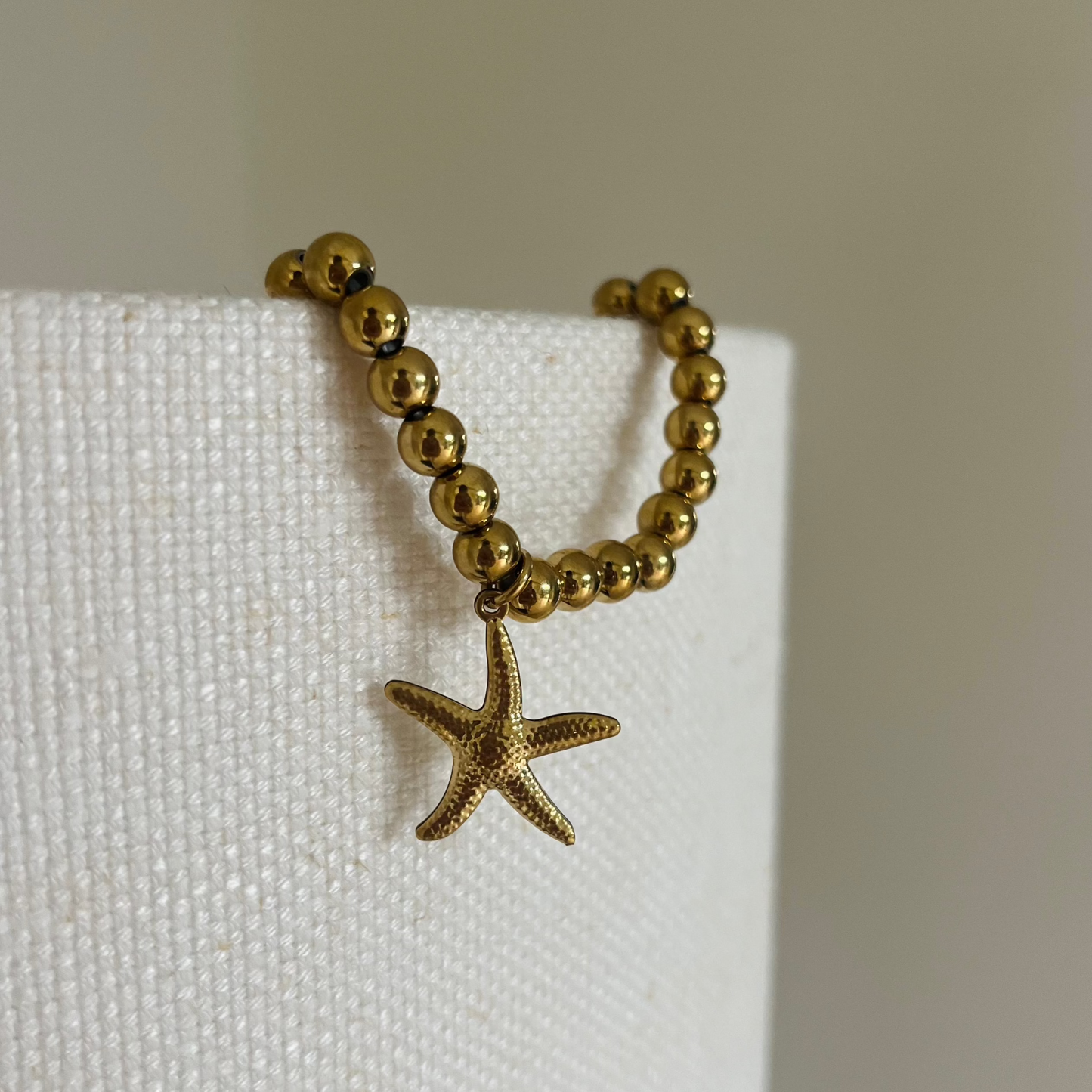 Kralenarmband met zeester | Goudkleurig