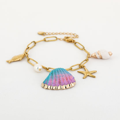 Armband met gekleurde schelp, een visje en parels | Goudkleurig
