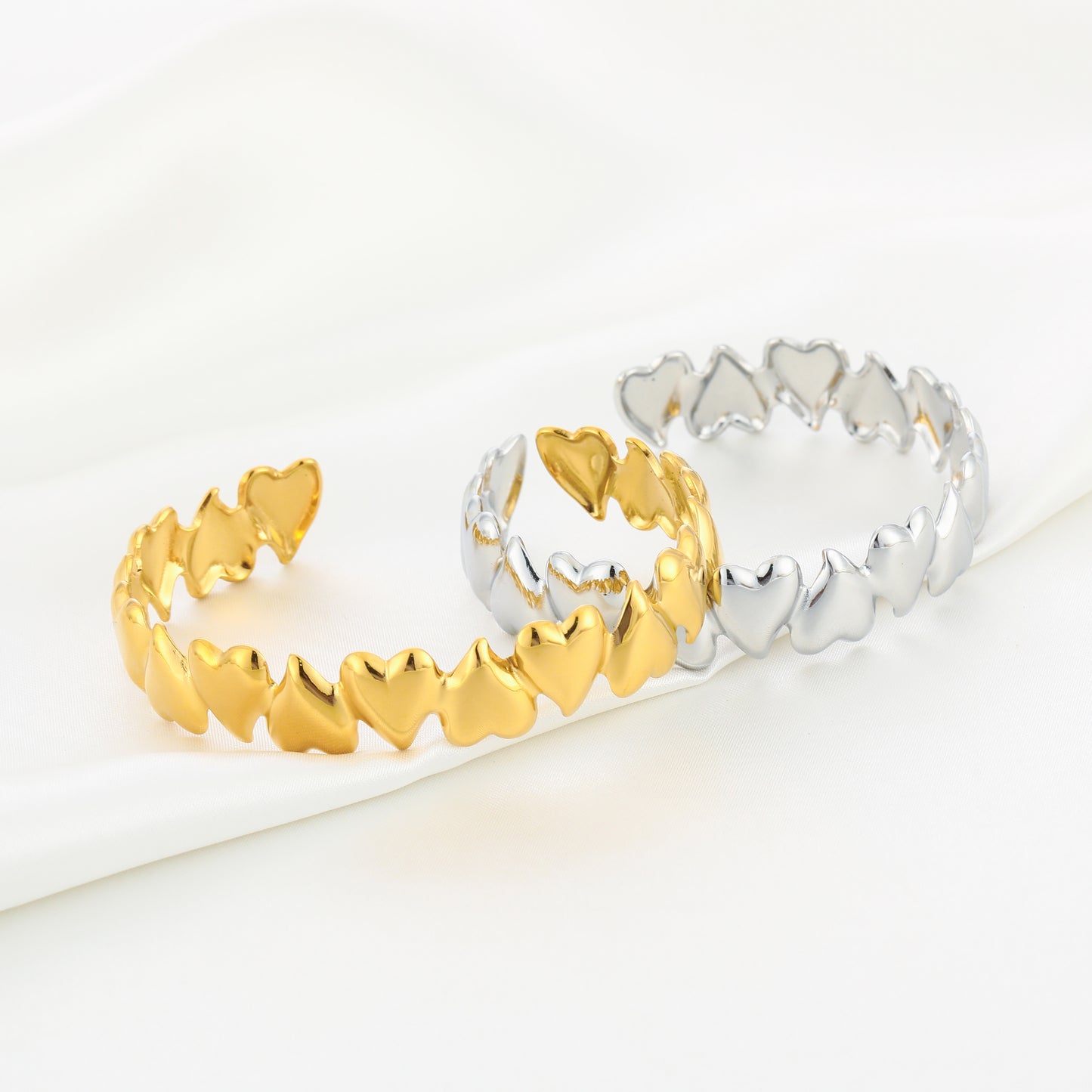 Bangle armband met hartjes | Zilverkleurig