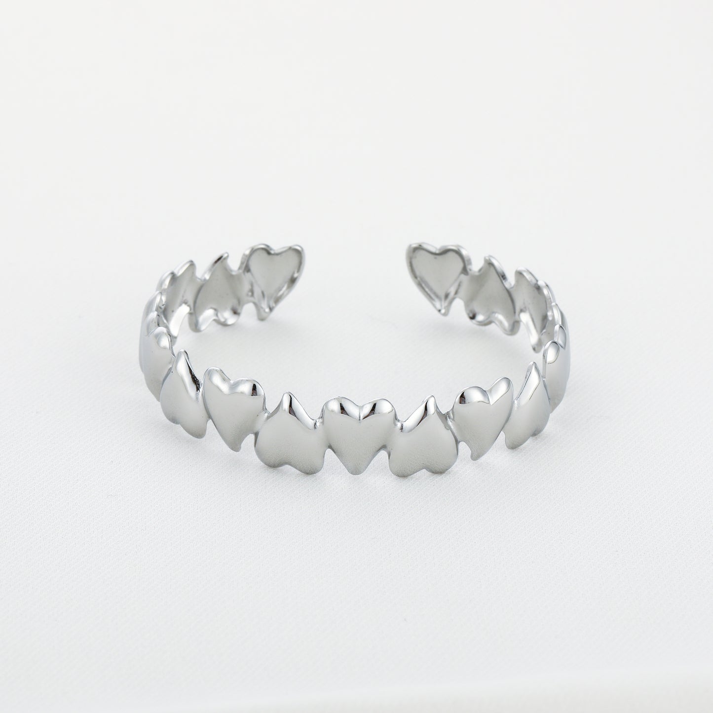 Bangle armband met hartjes | Zilverkleurig