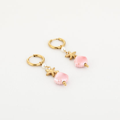 Oorbellen met zeester, roze schelpje en pareltje | Goudkleurig