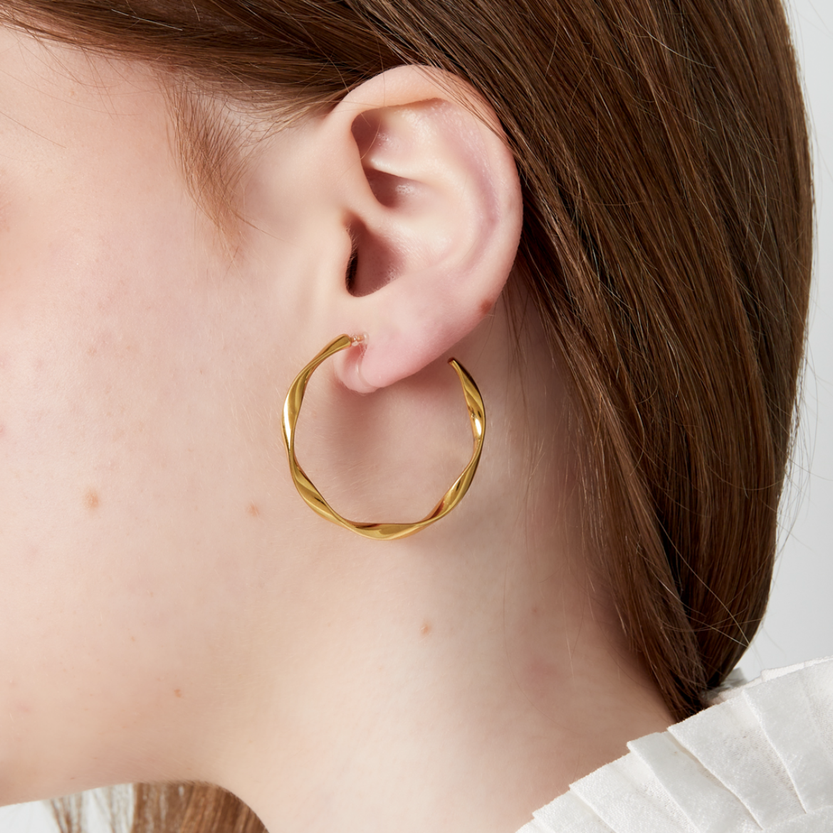 Clip oorbellen gedraaide hoops groot | Goudkleurig