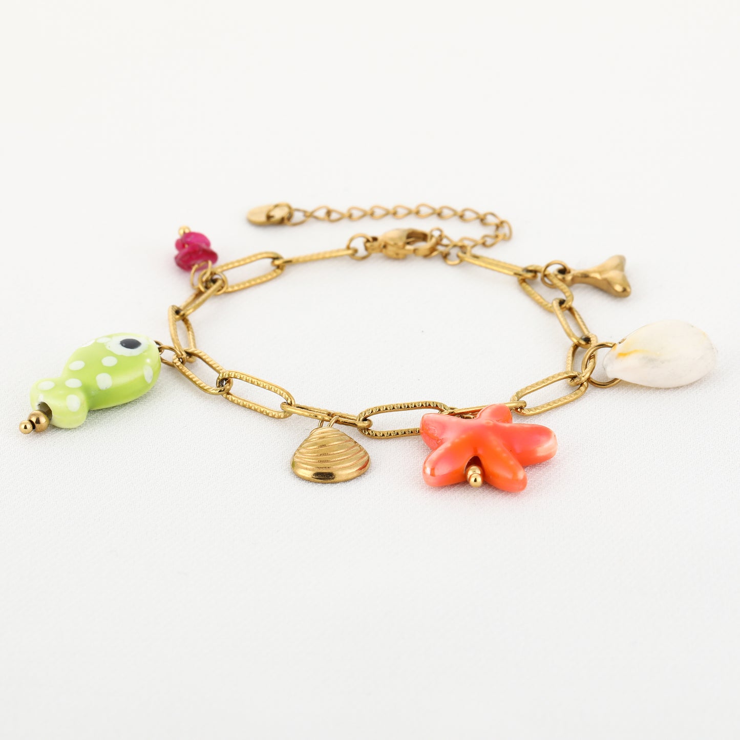 Armband met visjes en schelpjes | Goudkleurig