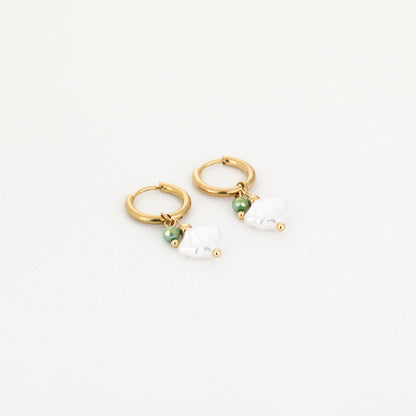 Oorbellen met schelp & groen kraaltje | Goudkleurig