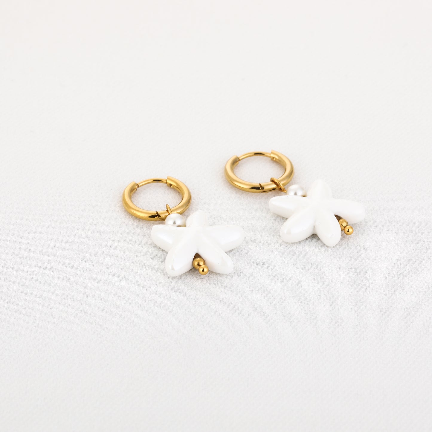 Oorbellen met witte zeester | Goudkleurig