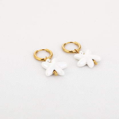 Oorbellen met witte zeester | Goudkleurig